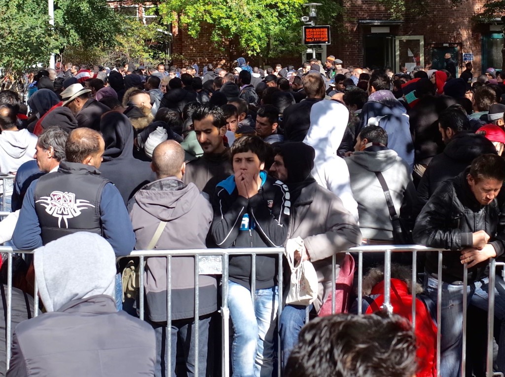 Institutional Chaos in Berlin: Registering Refugees at LaGeSo  (29 September 2015)